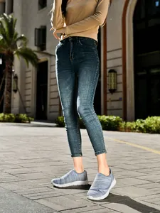Dettaglio scarpe casual da donna in mesh blu traspirante con chiusura a strappo in velcro