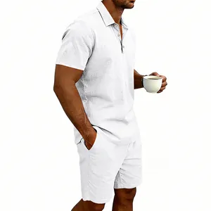 Completo casual da uomo con polo in lino bianco e pantaloncini in stile vacanza
