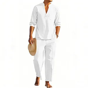Completo casual in lino bianco da uomo con maniche lunghe e tasca su sfondo bianco.