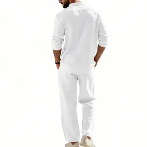 Vista posteriore di completo da uomo in lino bianco con camicia Henley e pantaloni
