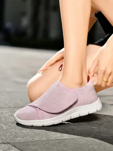 Primo piano di scarpa da camminata leggera in mesh traspirante con cinturino in velcro regolabile