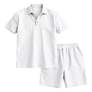 Dettaglio del completo estivo da uomo in lino bianco con polo a maniche corte e pantaloncini
