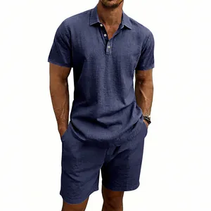 Vista dettagliata della trama del lino blu scuro sul completo estivo polo e pantaloncini uomo
