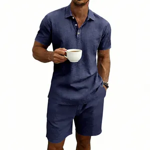 Primo piano di polo in lino blu navy da uomo e pantaloncini coordinati su modello