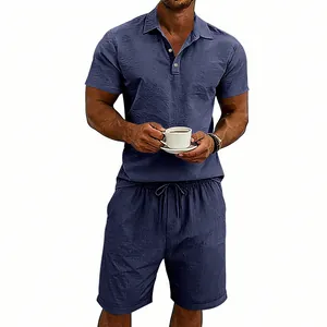 Dettaglio completo uomo polo e pantaloncini in lino blu set casual estivo per uomo