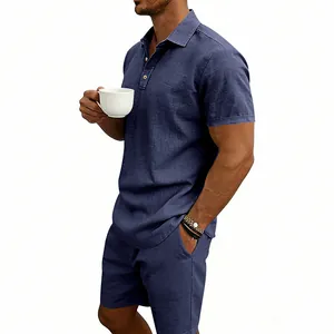 Dettaglio del set da vacanza uomo polo in lino blu scuro e pantaloncini estivi
