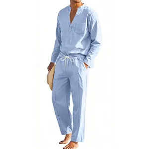 Completo in lino azzurro da uomo con maglia henley a maniche lunghe e pantaloni dritti.