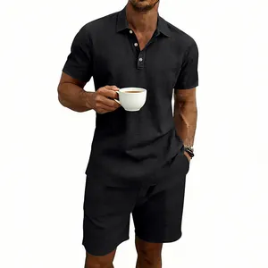 Dettaglio completo casual da uomo con polo e pantaloncini neri in fresco lino estivo