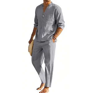 Vista a figura intera di un uomo con camicia henley in lino grigio e pantaloni coordinati