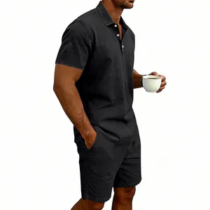 Completo da uomo nero con polo in lino e pantaloncini per le vacanze estive al mare