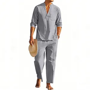 Dettaglio del set in lino grigio da uomo con camicia Henley e pantaloni a gamba dritta.
