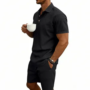 Dettaglio laterale del set polo e pantaloncini in lino nero da uomo con trama