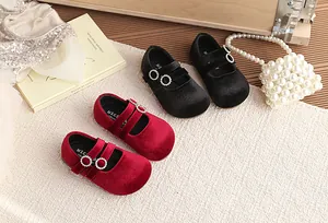 Klassische Mary Jane Schuhe für Mädchen aus Samt in Schwarz und Rot mit Strassschnallen