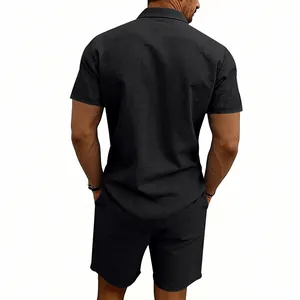 Vista posteriore dettagliata del completo estivo da uomo in lino nero con polo e pantaloncini
