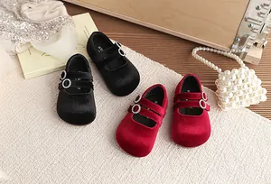 Detailansicht der Mary Jane Schuhe aus Samt im Vintage-Stil für Mädchen mit Strass-Schnallen.