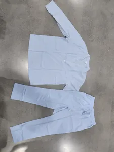 Set top Henley a maniche lunghe in lino celeste e pantaloni dritti, vista completa.
