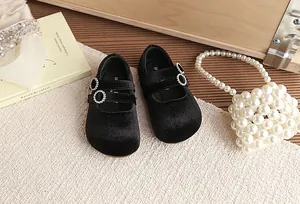 Detailansicht der vintage Mädchen Mary Janes aus schwarzem Samt mit Strassschnallen