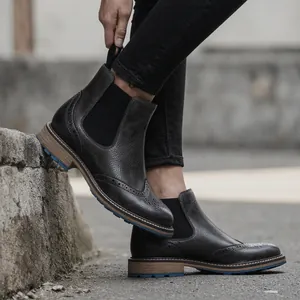 Detailansicht von Chelsea-Boots aus Leder mit Brogue-Verzierung und mehrlagiger Sohle