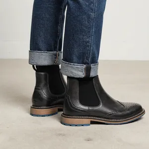 Detailansicht der schwarzen Brogue Chelsea Boots aus Leder mit feinen Flügelkappen-Prägungen