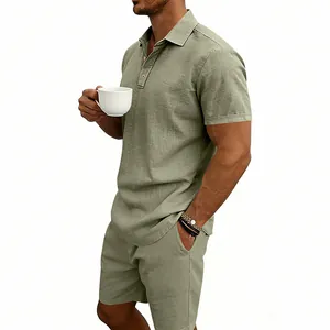 Dettaglio del set polo e pantaloncini in lino verde salvia da uomo per l'estate casual.
