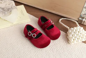 Detaillierte Draufsicht auf rote Vintage-Samtschuhe für Mädchen mit zwei Schnallen