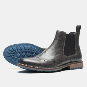 Nahaufnahme von Vintage Brogue Chelsea Boot mit markanter blauer profilierter Sohle