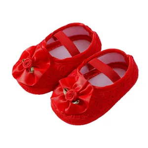 Zapatos rojos suaves para bebé con encaje y lazos decorativos de rosas de satén