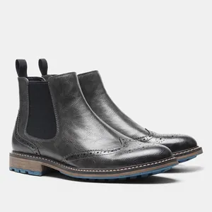 Detailliertes Seitenprofil mit Lederstruktur und Brogue-Mustern der klassischen Stiefelette.