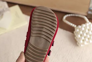 Detailansicht der weichen rutschfesten Gummisohle für rote Samt-Prinzessin-Schuhe.