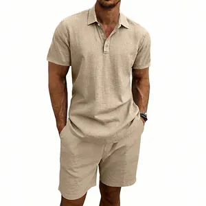 Primo piano della trama in lino traspirante del set polo e pantaloncini da uomo