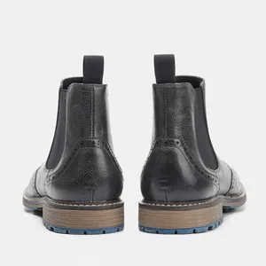 Detailansicht der Rückseite von schwarzen Brogue-Chelsea-Boots aus Leder mit Schlaufen