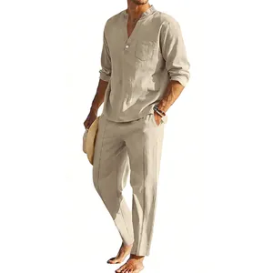 Completo da uomo in lino beige con camicia Henley a maniche lunghe e pantaloni dritti.