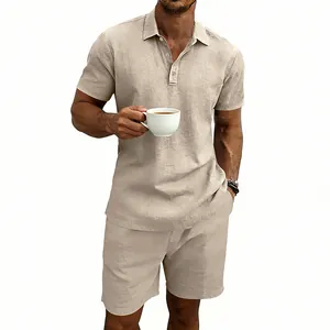 Completo polo e pantaloncini in lino casual da uomo in beige per le vacanze estive.
