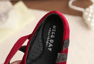 Nahaufnahme der roten Samt-Prinzessinenschuh-Einlegesohle mit NICE DAY Markenlogo