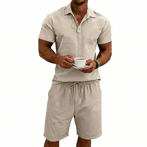 Vista dettagliata del set polo in lino beige da uomo e pantaloncini con coulisse