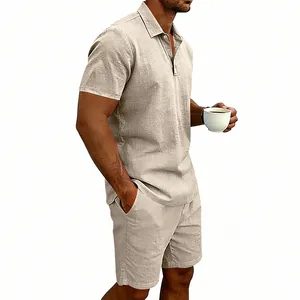 Dettaglio di set polo e pantaloncini estivi in lino beige da uomo con tessuto testurizzato.