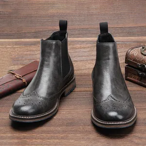 Klassische Herren Brogue Chelsea Boots mit Vintage-Ledertextur und Wingtip-Details.