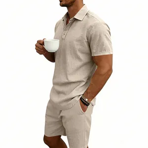 Dettaglio del set estivo da uomo in lino con polo e pantaloncini color beige