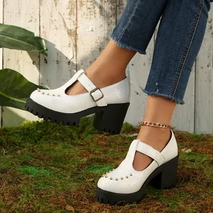 Witte Mary Jane-schoenen met plateauzool voor dames, blokhak en goudkleurige studs