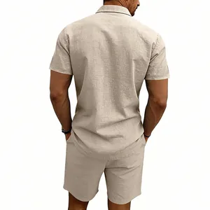 Vista posteriore di un set da uomo con polo a maniche corte e pantaloncini in lino beige
