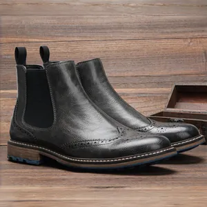 Detailaufnahme von klassischen schwarzen Brogue Chelsea Boots aus Leder für Herren