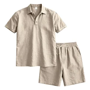 Dettaglio completo uomo estivo polo in lino e pantaloncini con coulisse beige
