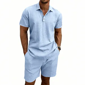 Completo polo e pantaloncini in lino celeste da uomo per vacanze casual in spiaggia.