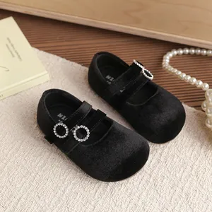 Elegantes zapatos Mary Jane de terciopelo negro para niñas con hebillas de estrás