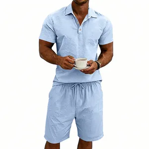 Completo polo e pantaloncini in lino celeste da uomo per vacanze estive