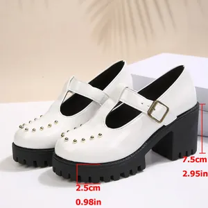 Detail van witte Mary Janes met platform met een hak van 7,5 cm en zool van 2,5 cm