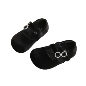 Zapatos Mary Jane de terciopelo negro vintage para niñas con hebillas de strass.