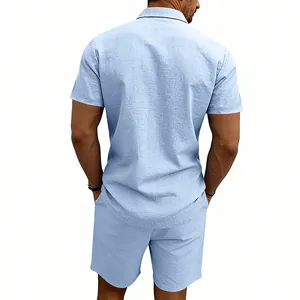 Vista posteriore di un set estivo da uomo in lino azzurro con camicia e pantaloncini.