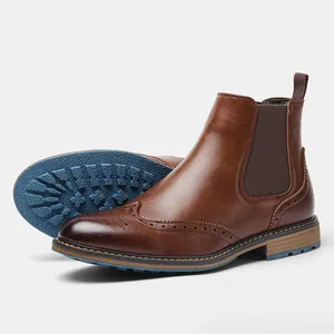Detailansicht brauner Brogue Chelsea Boots mit einer auffälligen blauen rutschfesten Sohle.