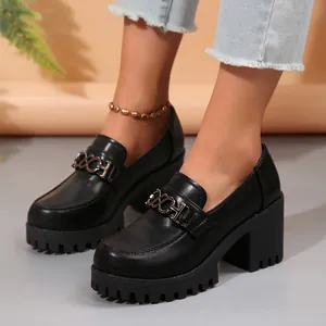 Zijaanzicht van zwarte dames loafers met dikke plateauzool, blokhak en kettingdetail